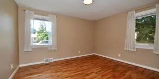 Charming 2 bed 1 bath bungalow with 2nd living room Gallery 18