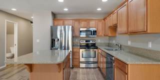 Stunning townhouse in Canby- 3 bed / 2.5 bath , garage, AC Gallery 12