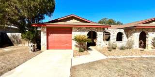 MUST SEE! 2 Bedroom / 1.5 Bath Duplex w/ Garage! Gallery 1