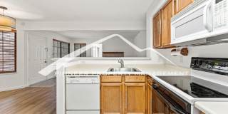 Gorgeous Condo with Washer/Dryer and Central AC Gallery 11