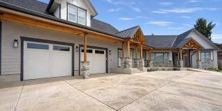 Elegant and Luxurious Cottage Grove Home Gallery 1