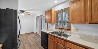 Charming 3BR Townhome in Lincoln Gallery 5