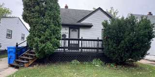 Spacious 4-Bed, 1-Bathroom Warren Rental – Fully Equipped Kitchen, In-Unit Laundry & 2-Car Garage Gallery 1