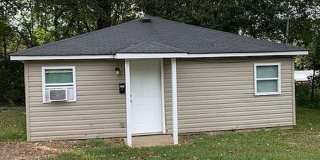 Charming 2 Bedroom Pet Friendly Home!! Gallery 1