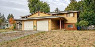 Spacious 2 Bed/2 Bath Duplex w/ Garage Spacious 2 Bed/2 Bath Duplex w/ Garage Gallery 1