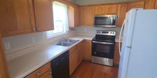 Spacious 4-Bedroom Pet-Friendly Home with Garage and Hardwood Floors Gallery 4