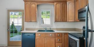 3 bed/2 1/2 Bath. Pet Friendly, Pool, Gallery 7