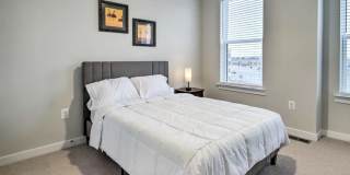 Luxury 3BR/2.5BA Condo w/ Balcony and Rooftop Terrace & Garage – Walk to One Loudoun Luxury 3BR/2.5BA Condo w/ Balcony and Rooftop Terrace & Garage – Walk to One Loudoun Gallery 19