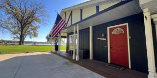 Cozy 4 Bedroom Home on Lakefront (Fully Furnished) Gallery 1