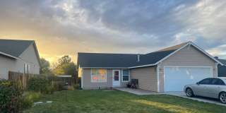 3 Bedroom / 2 Bathroom Home in NE Madras Gallery 1