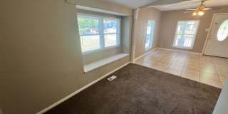 Cozy 2 Bedroom Home with Large Backyard Gallery 6