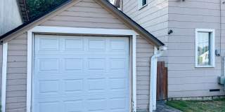 Cute Downtown 2 Bedroom House with Garage & Fenced Yard - Dogs Welcome Gallery 18