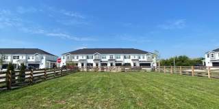 Like New Luxury Townhome! 3 BR, 2.5 BA, 2 Car Garage, Pool, Dog Park, and More! Gallery 33