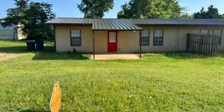 3 bed 2 baths duplex for rent with all new goodness inside!  Just got a new roof and it is a great outdoor space in Blanchard Schools! Gallery 1