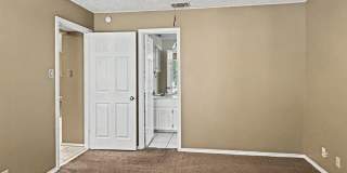 Charming 2BR Condo with Vaulted Ceilings, Fireplace & Pool Access Gallery 17