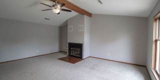 Spacious 3 bedroom w/ fenced yard Gallery 13