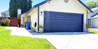 Charming Single Story with Pool Access Gallery 1