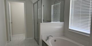 Gorgeous 3-4 bedroom Home off Becker Gallery 6