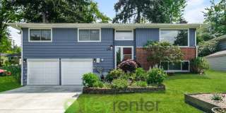 Des Moines 3 Bed Gem with Hot Tub and Spacious Layout Gallery 1
