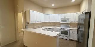 Beautiful 3 room /2.5 bath Gated Community W/ Pool Close to the Skyway Gallery 7