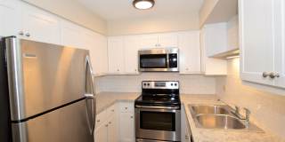 RENOVATED APARTMENT WITH IN-UNIT WASHER-DRYER & GARAGE PARKING! Gallery 6