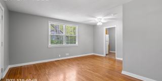 Charming 2BR Cottage Near Downtown Clarksville Gallery 5