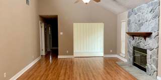 Spacious 3 Bedroom, 2 Bath Home Close to Restaurants & Shopping Centers Gallery 4