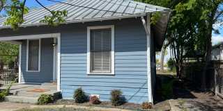 Fully Restored 2BR Classic Near Downtown Dignowity Hill Gallery 3