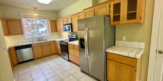 Spacious and bright 2 bed 2.5 bath Townhouse Gallery 5