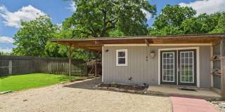 Charming Studio with Large Bathroom, Cute Kitchen  Private Fenced Yard Gallery 1