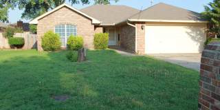 Loads of Room! 3 beds & Den! Storm Shelter! Gallery 1