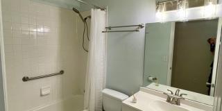 Resort-Style Living Gorgeous two bedroom, two bath, +den, detached villa for rent in North Sarasota Gallery 10