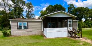 Large 3/2 Double-wide Mobile Home in Marianna w/ Screened Porch Gallery 1