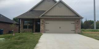 BEAUTIFUL BENTONVILLE HOME - LARGE FENCED IN YARD - GREAT LOCATION Gallery 1