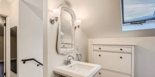 Beautiful Remodeled House with Fenced Yard in Maple Leaf Gallery 27
