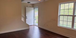 Tri level 2 bed, 2.5 bath Condo! Lakeridge School District. Gallery 5