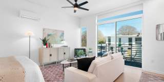 Modern downtown condo studio with private balcony & parking space. Gallery 3