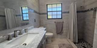 Beautiful 3 bedroom 2.5 bathroom pool home Gallery 16