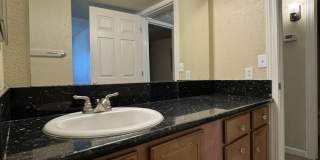 MELROSE DISTRICT CONDO WITH HUGE MOVE-IN SPECIAL – HALF OFF FIRST & SECOND MONTH’S RENT! Gallery 33