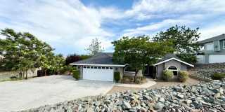Charming 3 Bedroom Home with Fruit Trees and Outdoor Oasis Gallery 3