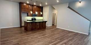 Large 3 Bed, 2 Bath in Beautifully Well-Maintained Neighborhood Gallery 4