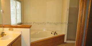 Spacious 3 Bedroom House on the West Side with Mountain Views Gallery 11