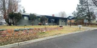 Charming 3BR/2.5BA Home with Fenced Yard in NE Madras Gallery 1