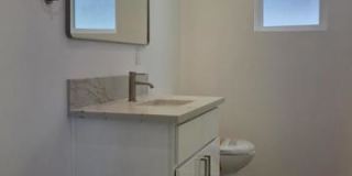 915 North Ridgewood Place Gallery 8