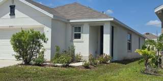 3 bedroom 2 bathroom HOUSE available now! Gallery 1