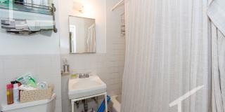 Very spacious 3 bed in Brookline... Gallery 17