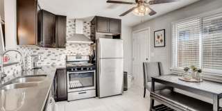 Sunny 2 Bed / 1 Bath Townhome with Yard  Parking – Pet Friendly! Gallery 1