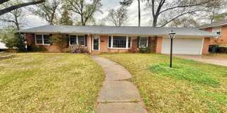 3-bed/2-bath with two living spaces! Gallery 1