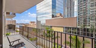 Downtown Honolulu Condo - AC . W/D . Full Kitchen Gallery 3