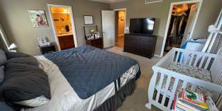 Modern & Light-Filled Home in Central Park – Prime Location Gallery 13